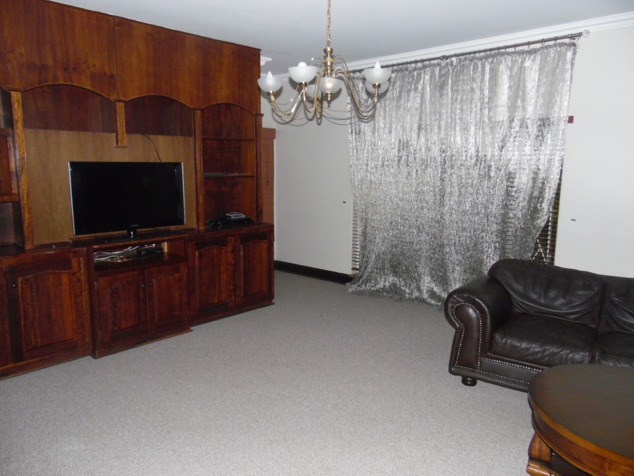 6 Bedroom Property for Sale in Jim Fouchepark Free State